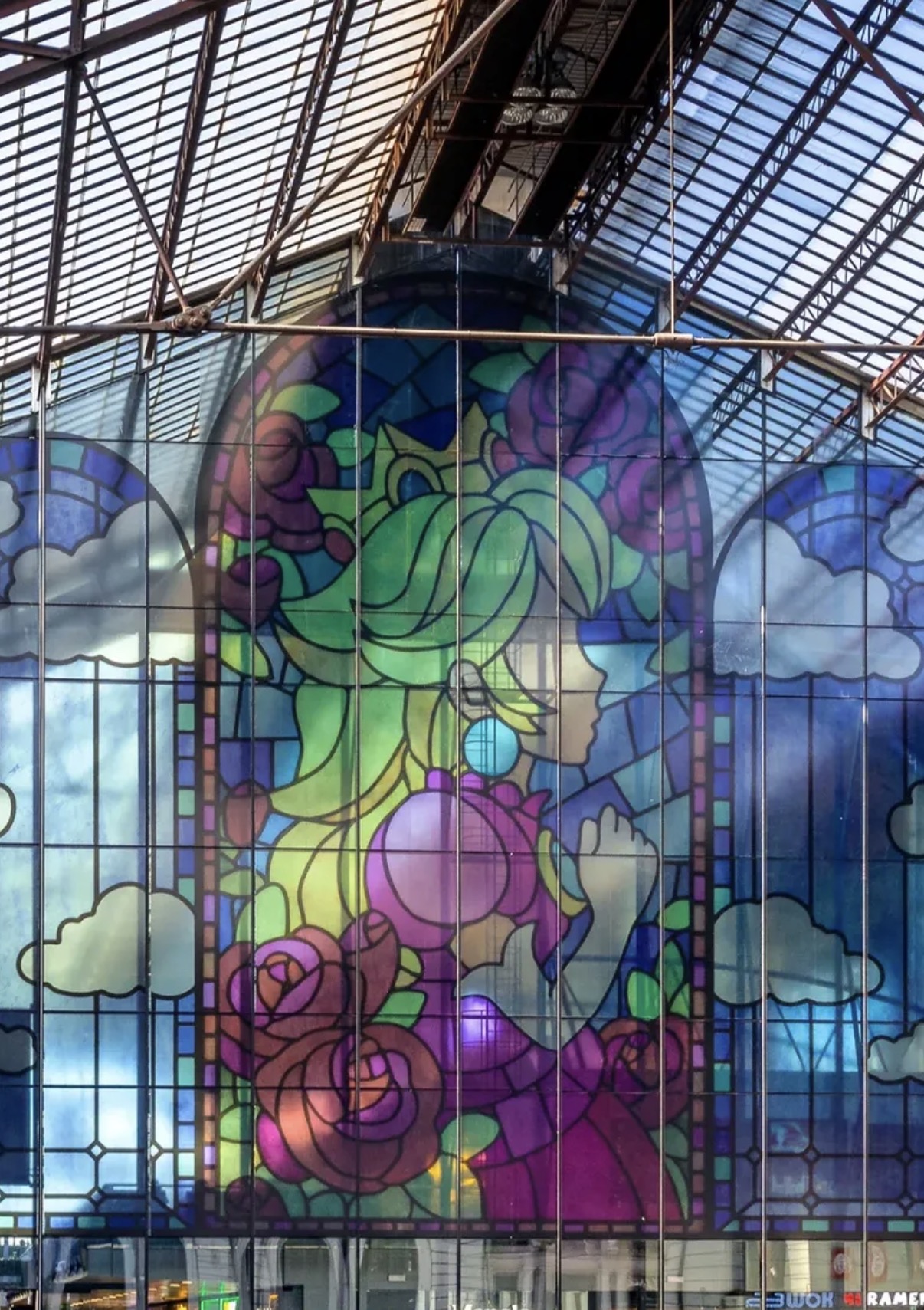 ¡La Realeza llega a Madrid! El espectacular vitral de la Princesa Peach en Príncipe Pío