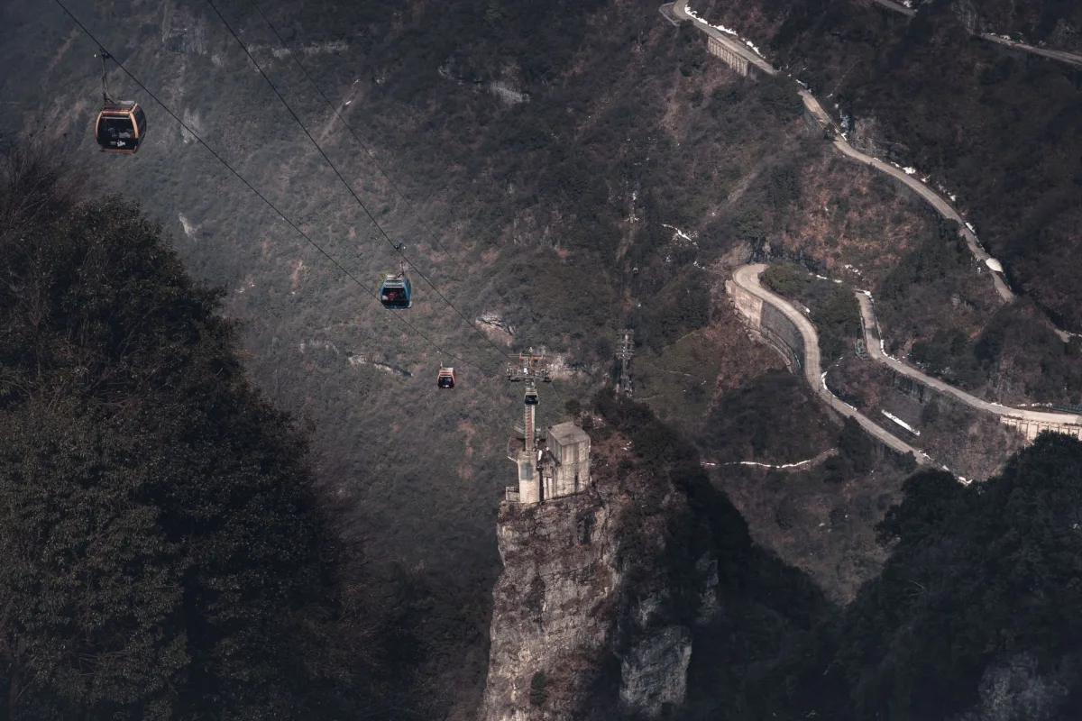 El 'Autobús Escolar' Vertical de China: Un Ascensor de 288 Metros que Cambia la Vida de Niños que Escalaban Montañas para ir a Clase