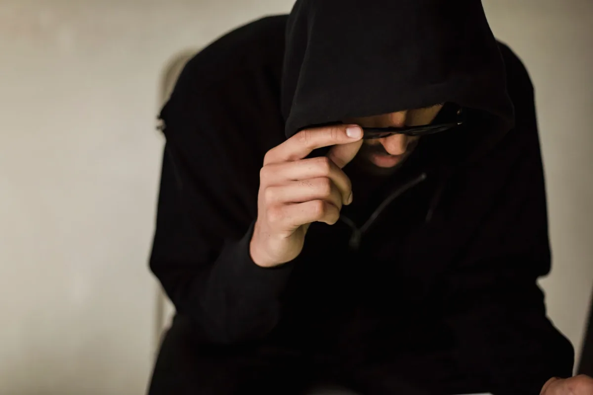 Meta blindan las Ray-Ban Smart: la cámara se apaga sola si detectan manipulación, pero el gato ya sabe dónde vive el ratón
