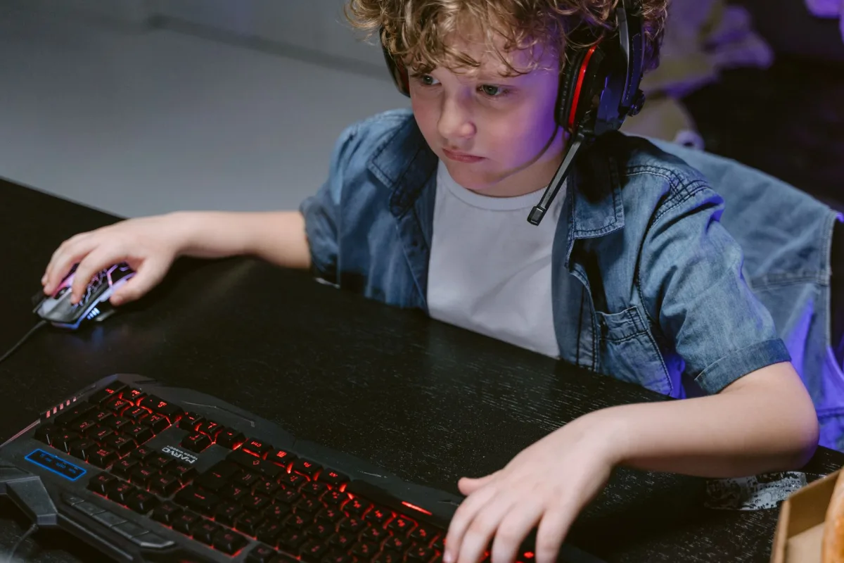 Un niño de 9 años gasta 118.000 dólares de su padre para promocionar su canal de Minecraft en YouTube