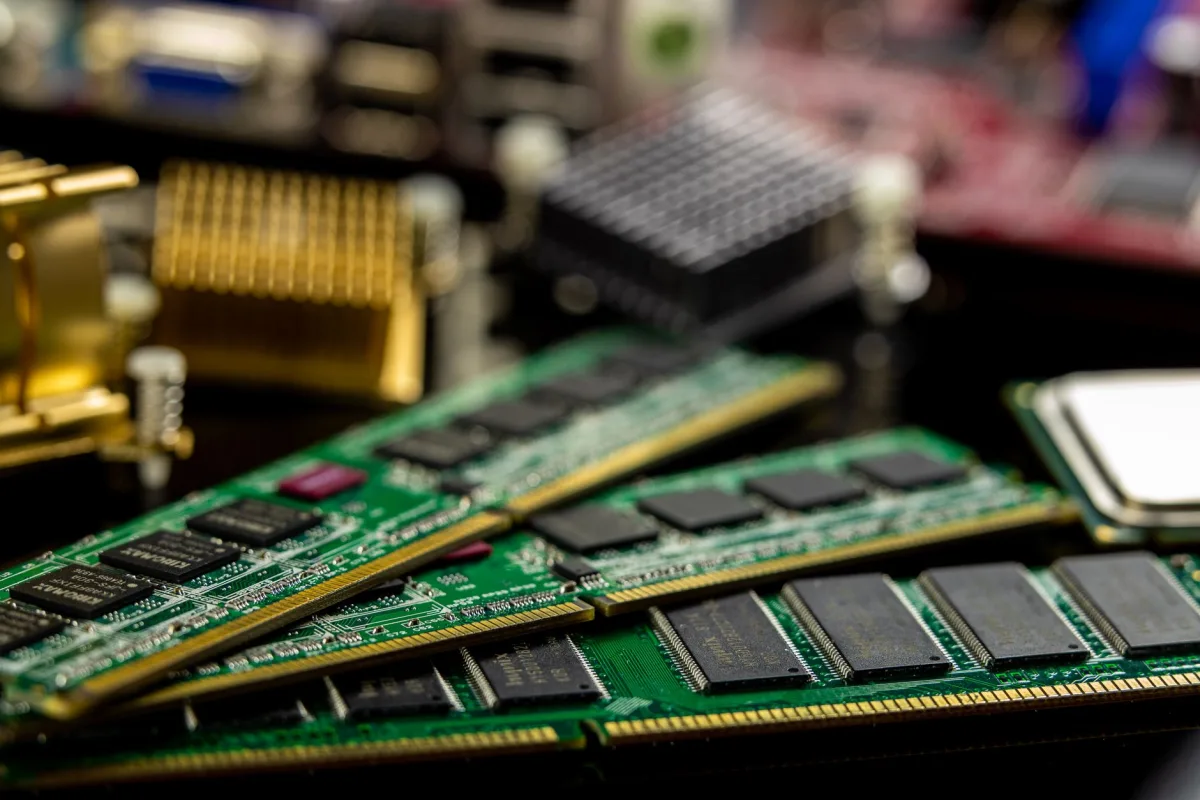 Samsung advierte: la crisis de RAM empeorará en 2027 y no habrá alivio hasta 2028