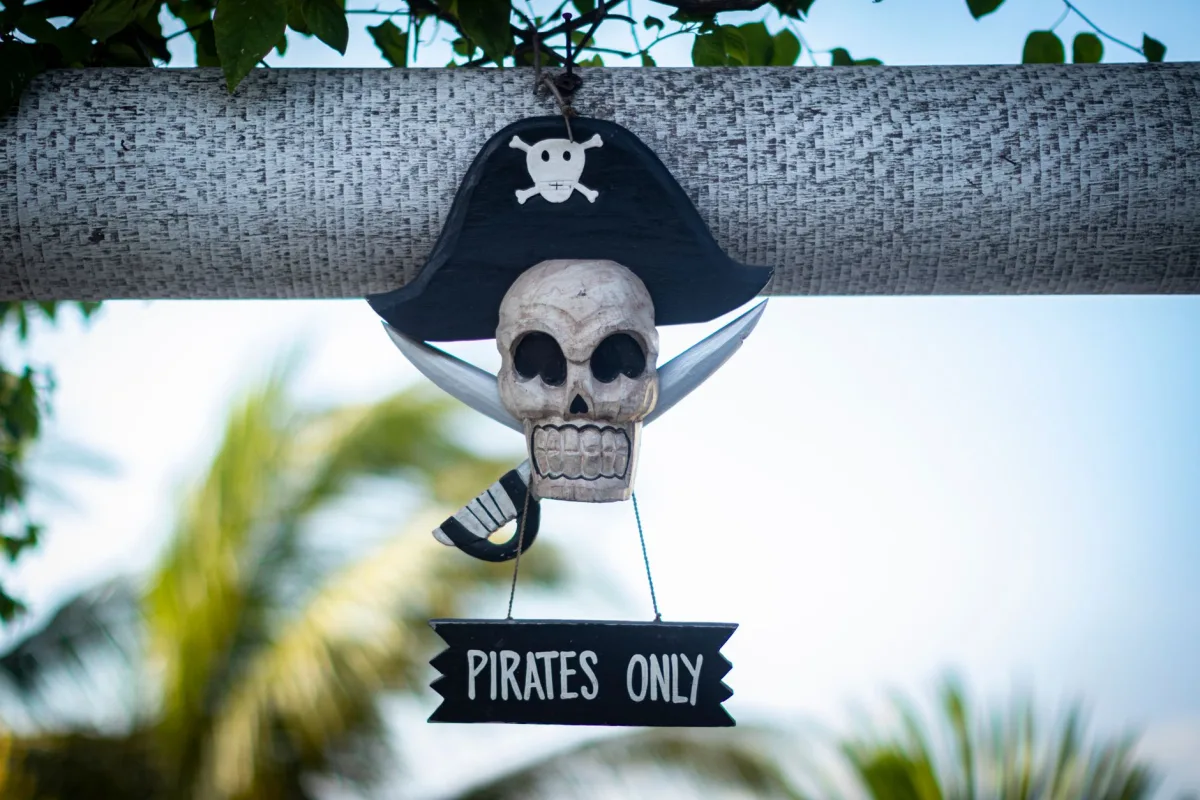 Un prop maker construye su propio timón de barco pirata para jugar Sea of Thieves como un simulador real