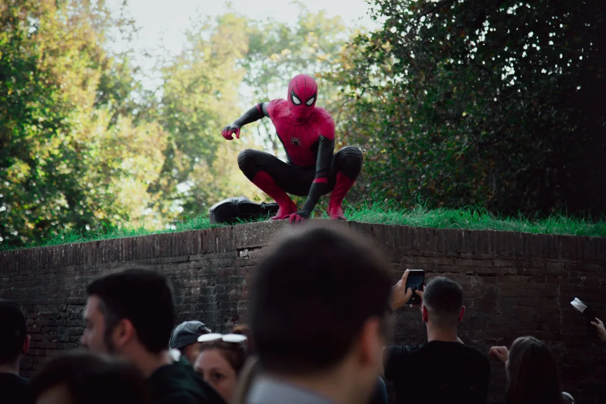 Tom Holland en Madrid: La presentación de Spider-Man 4 que está parando el mundo (y de paso, rehabilitando la camisa roja)