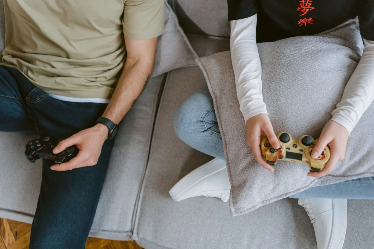 Reino Unido prohibirá redes sociales a menores de 16 años: qué significa para los gamers y por qué el multijugador se salva (de momento)